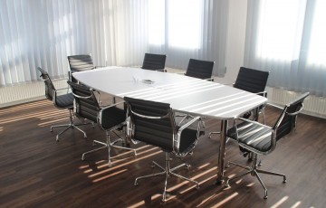 Fotele biurowe zgodne z rozporządzeniem ministra z 2023 roku – jakie powinny być?