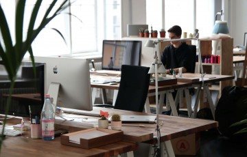 How do you choose an office desk?
